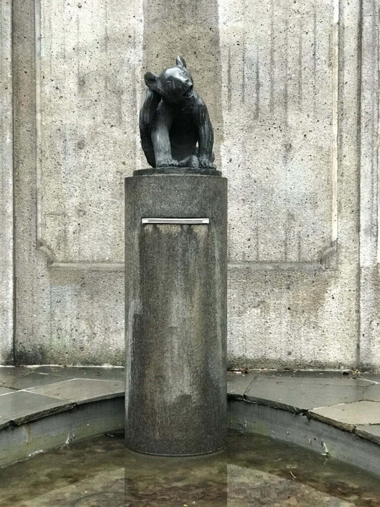 Bronseskulptur av Bjørn som klør seg