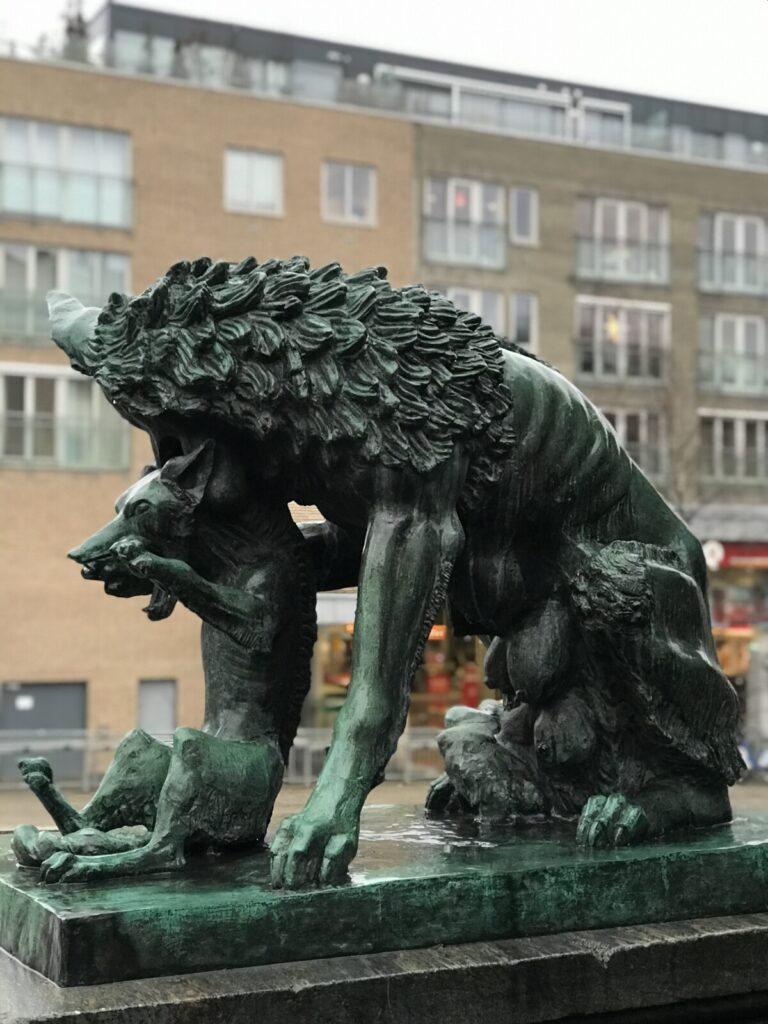Bronseskulptur av ulvemor med barn