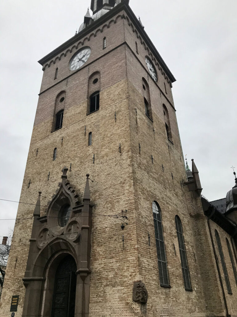 Tårnet til Oslo Domkirke med to sorter teglstein