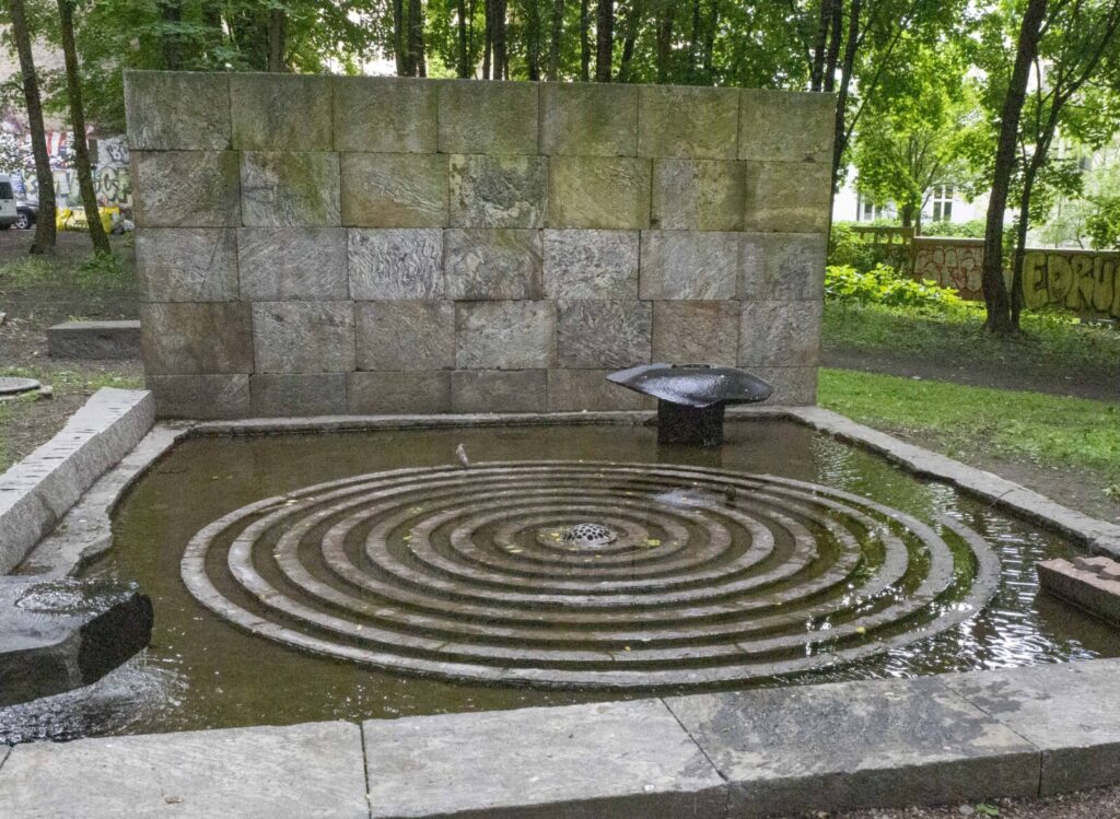 Skulpturen "Spiralen" i Klosterenga park