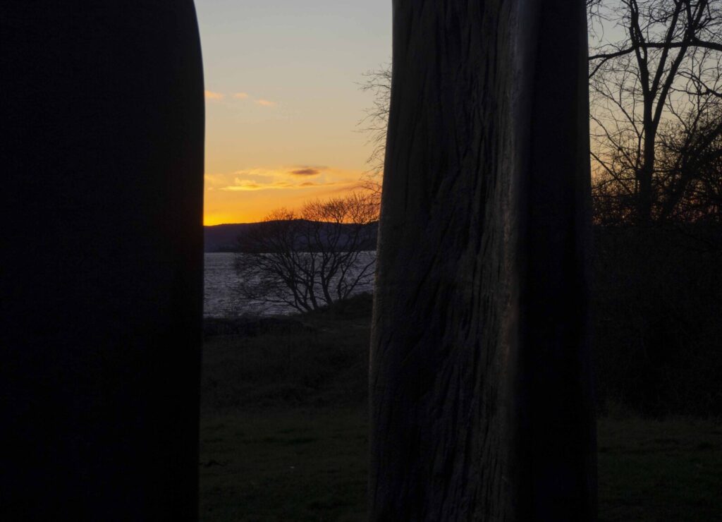 Solnedgang gjennom "Torso-Great Arch" av Henry Moore