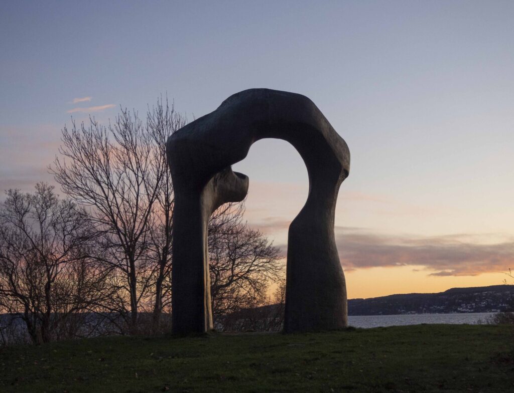 "Torso - Great Arch" av Henry Moore