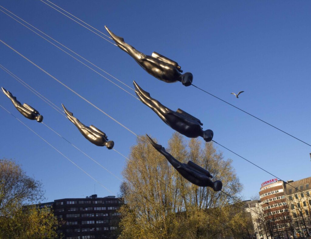 Skulptur av "Dykkarar" av Ola Enstad. 