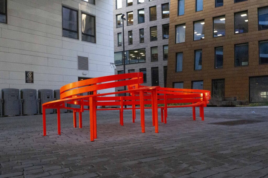 Oransje benk av Jeppe Hein