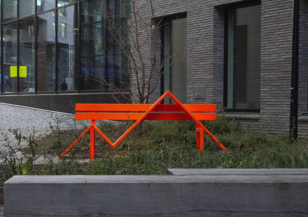 Oransje benk av Jeppe Hein