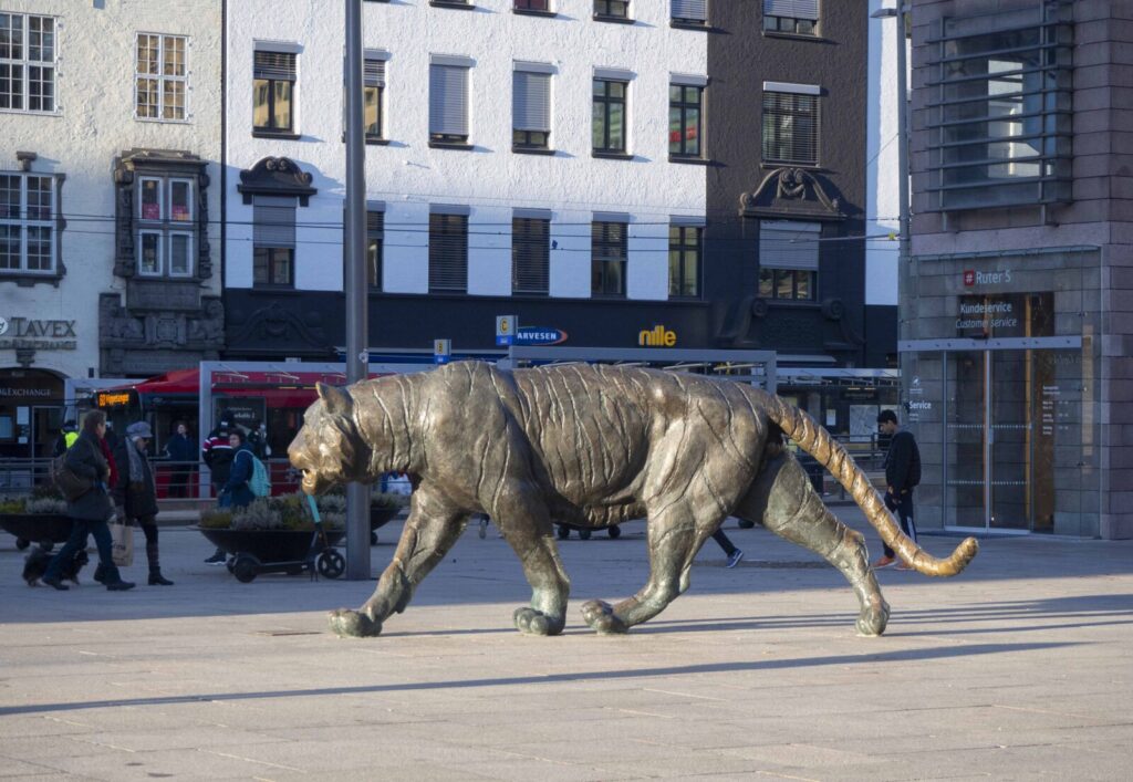 Tigeren på Jernbanetorget av Elena Engelstad 