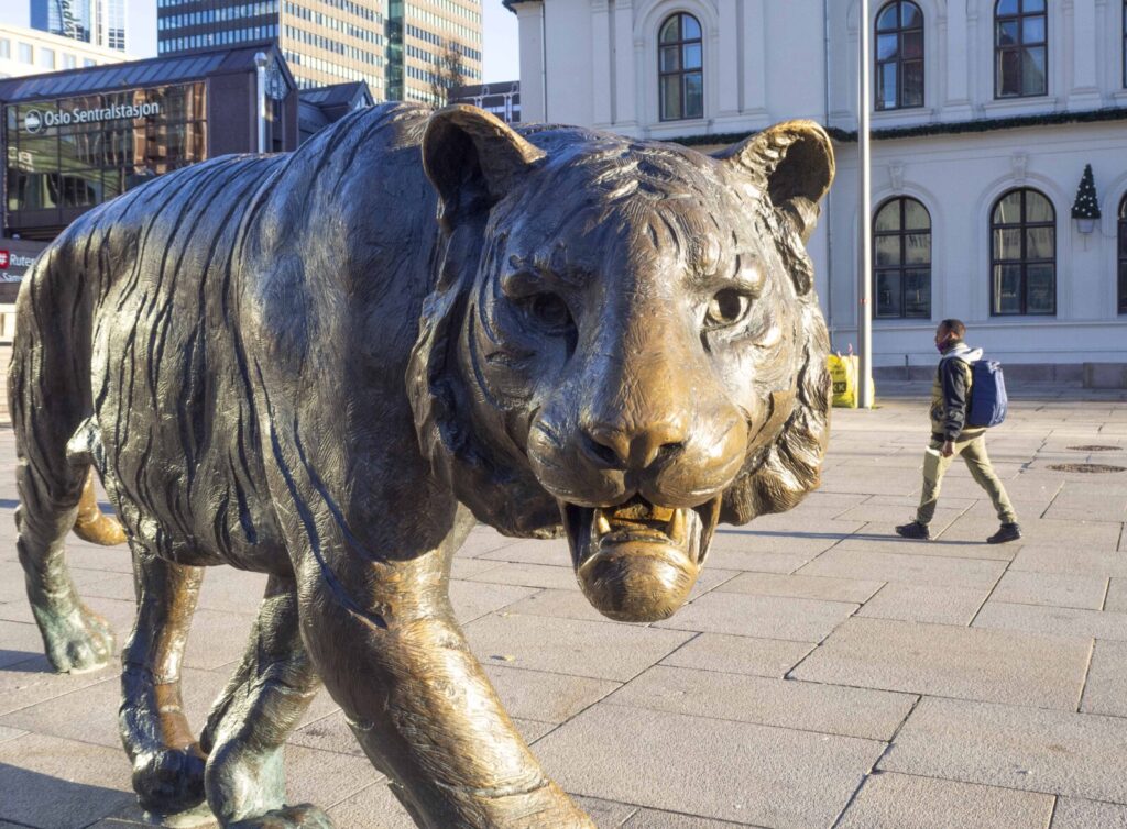 Tigeren på Jernbanetorget av Elena Engelstad 