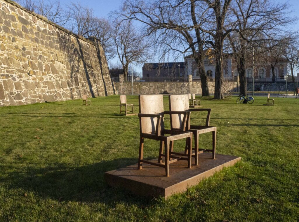 Skulptur på Akershuskaia av Antony Gormley