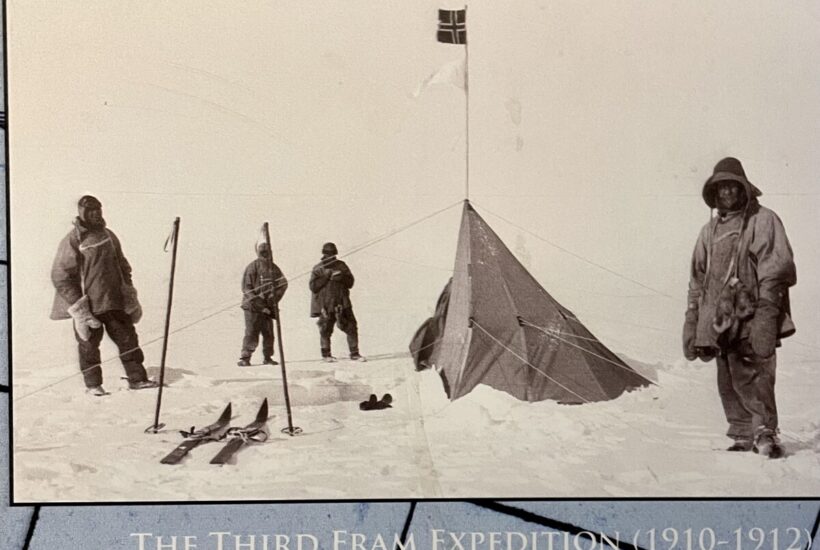 Roald Amundsen og hans menn foran teltet på Sydpolpunktet